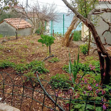 1 Bedroom Awesome In Martinscica (Cres)